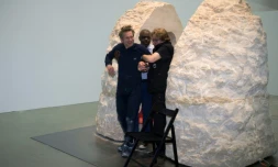 Un docteur et un assistant aident Abraham Poincheval à sortir de son rocher le 1er mars 2017 à Paris