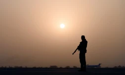 Un soldat français de l'opération antiterroriste Barkhane à l'aéroport de Bamako, le 19 février 2016