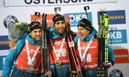 Martin Fourcade (c), vainqueur de l'individuel d'Ostersund entouré de Simon Desthieux (g), Quentin Fillon-Maillet pour un podium 100% français, le 4 décembre 2019