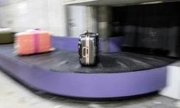 Valises arrivant sur un tapis à bagages de l'aéroport international du Kansai, au Japon. Photo prise le 3 Septembre 2024