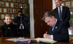 La première Dame de Colombie Maria Clemencia Rodriguez (G) regarde son époux le président colombien et prix Noobel de la Paix Juan Manuel Santos (D) à Oslo, le 9 décembre 2016