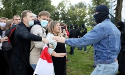 Des policiers arrêtent des manifestnts protestant contre la réélection controversée du président Alexandre Loukachenbo, le 13 septembre 2020 à Minsk