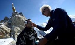 Emmanuel Cauchy (Ă  droite) ausculte un alpiniste en avril 2013 au sommet de l'Aiguille du Midi