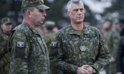Quelques heures avant le vote du parlement kosovar, le président Hashim Thaçi avait revêtu jeudi son treillis pour s'adresser aux forces de sécurité du Kosovo (KSF) aujourd'hui surtout chargées de missions de sécurité civile
