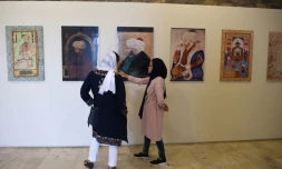 Des agrandissements de miniatures mogholes du XVIe siècle sont exposés dans les jardins de l'Empereur Babur à Kaboul, le 15 avril 2018