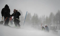 Les skieurs redescendent après l'annonce de l'annulation du slalom messieurs samedi 14 décembre à Val d'Isère à cause des conditions climatiques.