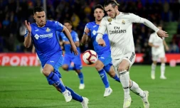 L'attaquant du Real Madrid Gareth Bale (d) poursuivi par le défenseur de Getafe Bruno Gonzalez, le 25 avril 2019 à Getafe