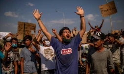 Des réfugiés et des migrants du camp de Moria sur l'île grecque de Lesbos manifestent contre la construction d'un nouveau camp le 12 septembre 2020