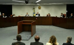 Le président de la Cour suprême du Brésil (STF), Cristiano Zanin (c) et les juges, dont Alexandre de Moraes (g), lors de la séance de vote pour condamner ou acquitter l'ancien président d'extrême droite Jair Bolsonaro, le 9 septembre 2025 à Brasilia

