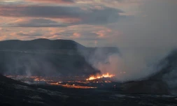 De la lave s'écoule d'une fissure volcanique située à une quarantaine de km de Reykjavik le 3 août 2022.