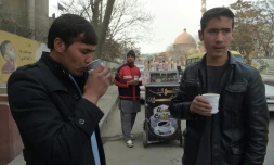 Des Afghans dégustent un café servi par Najibullah Sharyari (au fond) dans une rue de Kaboul, le 8 janvier 2018