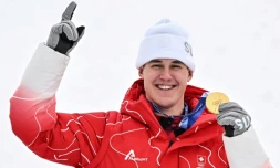 Le skieur suisse Franjo von Allmen sur le podium après sa victoire dans le Super-G des JO-2026, à Bormio, le 11 février 2026