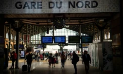 Des voyageurs Ă la Gare du Nord, le 24 avril 2018 Ă Paris lors d'un mouvement de grĂšve des cheminots