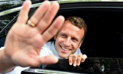Emmanuel Macron salue la foule le 27 juillet 2019 lors d'un passage Ă Bormes-les-Mimosas (sud)