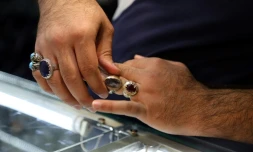 Une femme essaie des bagues dans une échoppe du souk de Najaf,  le 13 septembre 2017, en Irak