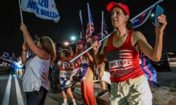 Des partisans de Donald Trump, venus manifester devant sa résidence de Mar-A-Lago, en Floride, immédiatement après l'annonce d'une perquisition par le FBI, le 8 août 2022