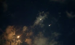 Le ciel de Netanya, sur la côte d'Israël, pendant une attaque de missiles iraniens le 17 juin 2025