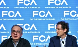 Sergio Marchionne (g), alors PDG du groupe Fiat Chrysler (FCA), aux côtés de John Elkann (d) lors d'une conférence de presse à Balocco, en Italie, le 1er juin 2018