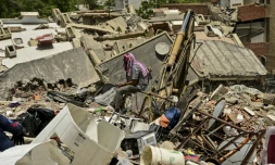 Un homme attend de l'aide alors qu'il recherche des proches disparus à Caraballeda, dans l'État de La Guaira, le 6 juillet 2026 au Venezuela, après deux puissants séismes qui ont frappé la région