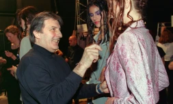 Le couturier français d'origine italienne Emanuel Ungaro fait les dernières vérifications avant de présenter sa collection printemps/été le 18 janvier 1999 à Paris