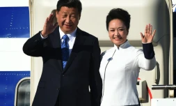 Le président chinois Xi Jinping et la première dame Peng Liyuan saluent la foule en arrivant aux Etats-Unis pour une visite d'une semaine, le 22 septembre 2015 à Seattle