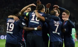 Les Parisiens regroupés autour de Zlatan Ibrahimovic, buteur contre Saint-Etienne à Geoffroy-Guichard, le 31 janvier 2016