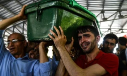 Désolation des proches, le 21 août 2016 qui enterrent l'un des leurs, tués lors d'un attentat perpétré au cours d'un mariage à   Gaziantep