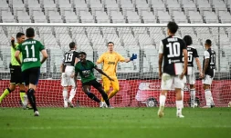 L'attaquant colombien Duvan Zapata (C) exulte après avoir ouvert le score pour l'Atalanta Bergame sur la pelouse de la Juventus Turin, le 11 juille 2020 