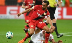 L'ailier allemand du Bayer Leverkusen Karim Bellarabi contre le Bayern Munich en demi-finale de la Coupe d'Allemagne, le 17 avril 2018 à Leverkusen 