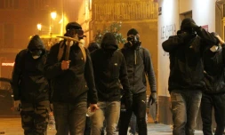 Un groupe d'hommes cagoulés marche le 14 février à Bastia lors d'un rassemblement en soutien à un supporteur du Sporting Club de Bastia blessé à Reims