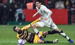 L'attaquant du PSG Edinson Cavani taclé par le défenseur d'Orléans Gauthier Pinaud en Coupe de la Ligue, le 18 décembre 2018 à Orléans