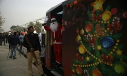 Un homme déguisé en Père Noël à bord du train de la paix, le 22 décembre 2016 à Islamabad