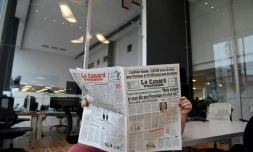 Un exemplaire du Canard enchaîné, le 1er février 2017 à Paris, lors du scandale des soupçons d'emploi fictif concernant Penelope Fillon, l'épouse de François Fillon, pendant la campagne présidentielle