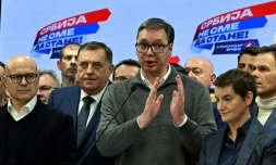 Le président serbe Aleksandar Vucic (c) après la victoire de son parti (SNS, droite nationaliste) aux élections législatives, le 17 décembre 2023 à Belgrade