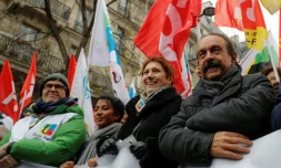 Le secrétaire général de la CGT Philippe Martinez (D) dans la manifestation contre la réforme des retraites, à Paris, le 5 décembre 2019