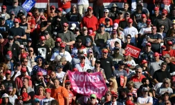 Des supporters républicains écoutent le colister de Donald Trump, J. D. Vance, à Butler, dans l'Etat américain de Pennsylvanie, le 5 octobre 2024
