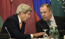 Le secrétaire d'Etat américain John Kerry et son homologue russe Sergei Lavrov, le 30 octobre 2015, à Vienne