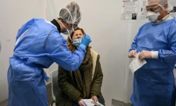 Test Covid d'une passagÚre entrant sur le territoire français, à l'aéroport de Roissy, à Paris, le 13 février 2021