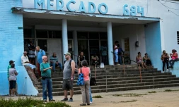 Des Cubains font la queue pour acheter de la nourriture à La Havane, le 8 mars 2024