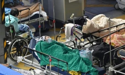 Des malades allongés devant le centre médical Caritas à Hong Kong, le 18 février 2022