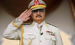 Le maréchal Khalifa Haftar fait le salut militaire lors d'un défilé, le 7 mai 2018 à Benghazi, dans l'est de la Libye