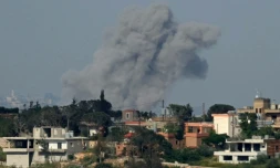 Un épais nuage de fumée s'élève après une frappe aérienne israélienne dans le village de Zawtar al-Sharqiyah, dans le sud du Liban, le 3 mai 2026