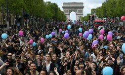 Massés sur les Champs Elysées, à Paris, des spectateurs assistent à un concert dans le cadre du "Printemps solidaire", le 16 avril 2017