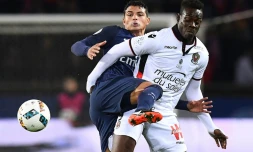 Le défenseur du PSG Thiago Silva (g) au marquage de l'attaquant de Nice Mario Balotelli au Parc des Princes, le 11 décembre 2016