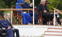 Le président américain Donald Trump, la première dame Melania Trump, le roi Charles, la reine Camilla, le Premier ministre britannique Keir Starmer et son épouse Victoria assistent à une cérémonie militaire à Windsor, le 17 septembre 2025