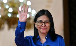 La présidente par intérim du Venezuela, Delcy Rodriguez, salue la foule aprÚs une conférence de presse au palais présidentiel de Miraflores à Caracas, le 14 janvier 2026