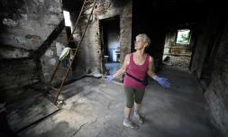 Galyna Kios montre l'étendue des dégâts à son domicile dans le village  ukrainien de Mala Rogan, proche de la frontière russe et théâtre de combats acharnés, le 28 juillet 2022