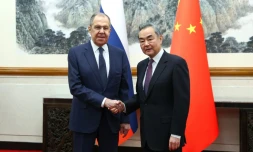 Le ministre russe des Affaires étrangères Sergueï Lavrov (g) et son homologue chinois Wang Yi, le 9 avril 2024 à Pékin