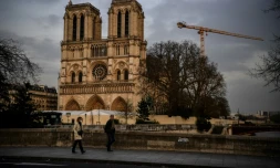 Le long d'un quai de Seine en face de Notre-Dame à Paris, le 17 mars 2020