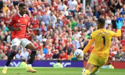 L'attaquant de Manchester United Marcus Rashford face au gardien de Brighton Robert Sanchez, lors de la première journée de Premier League, le 7 août 2022 à Old Trafford